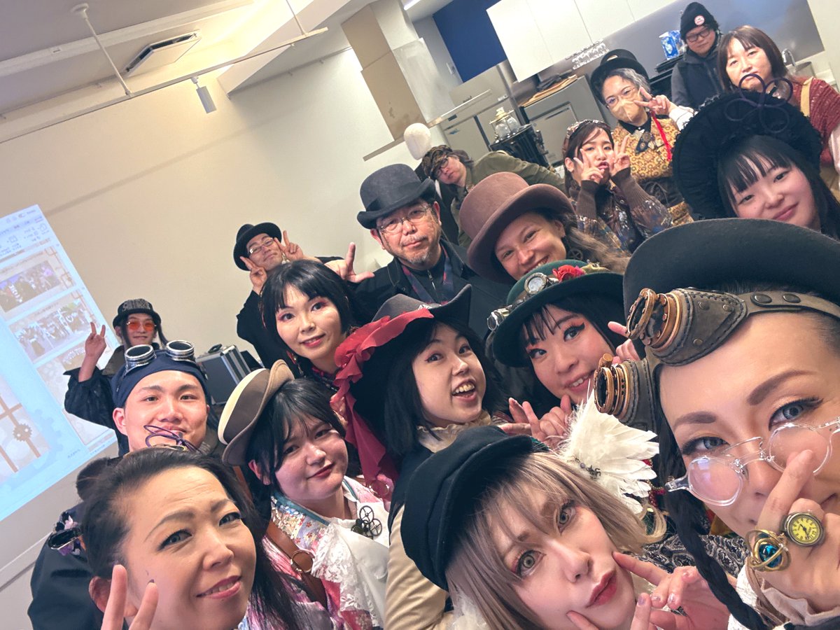 1日目完遂！ありがとうございました！
みんなで土佐のおきゃくに繰り出しにいきまーす！！
#すちーむぱんく研究会 #すち研 
#帯屋町スチームパンク入門展