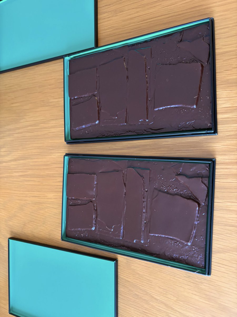 工藤さんからパリ土産でパトリックロジェの板チョコをいただきました。香り高く濃厚で美味しい。