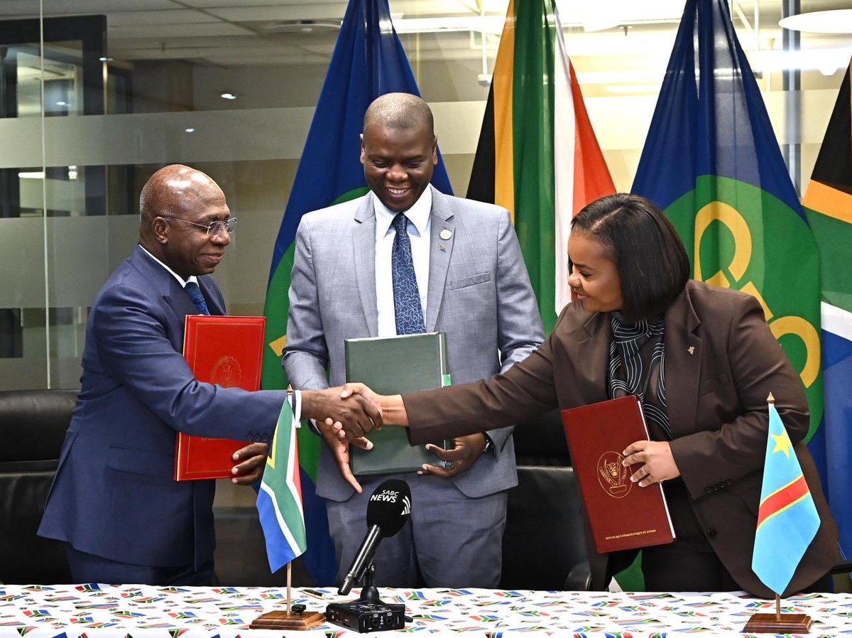 🌍 Diplomatie régionale : la #RDC renforce ses alliances stratégiques

À Pretoria, la RDC, l’Angola et l’Afrique du Sud franchissent une nouvelle étape dans leur coopération. Aux côtés de Noëlla Ayeganagato Nakwipone, de Ronald O. Lamola et de Téte António, un Protocole d’Accord