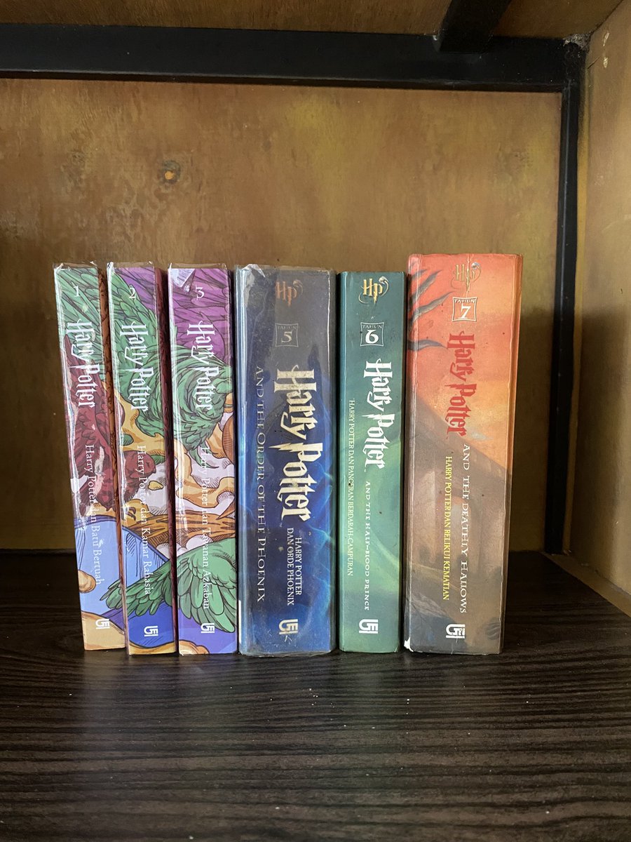 lailinurm's tweet photo. Finally, koleksi Harry Potter udah hampir lengkap (3 edisi cover baru, 3 edisi cover lama). Masih menunggu no 4 ready stock di lapak ungu. https://t.co/DJel2qh1eA