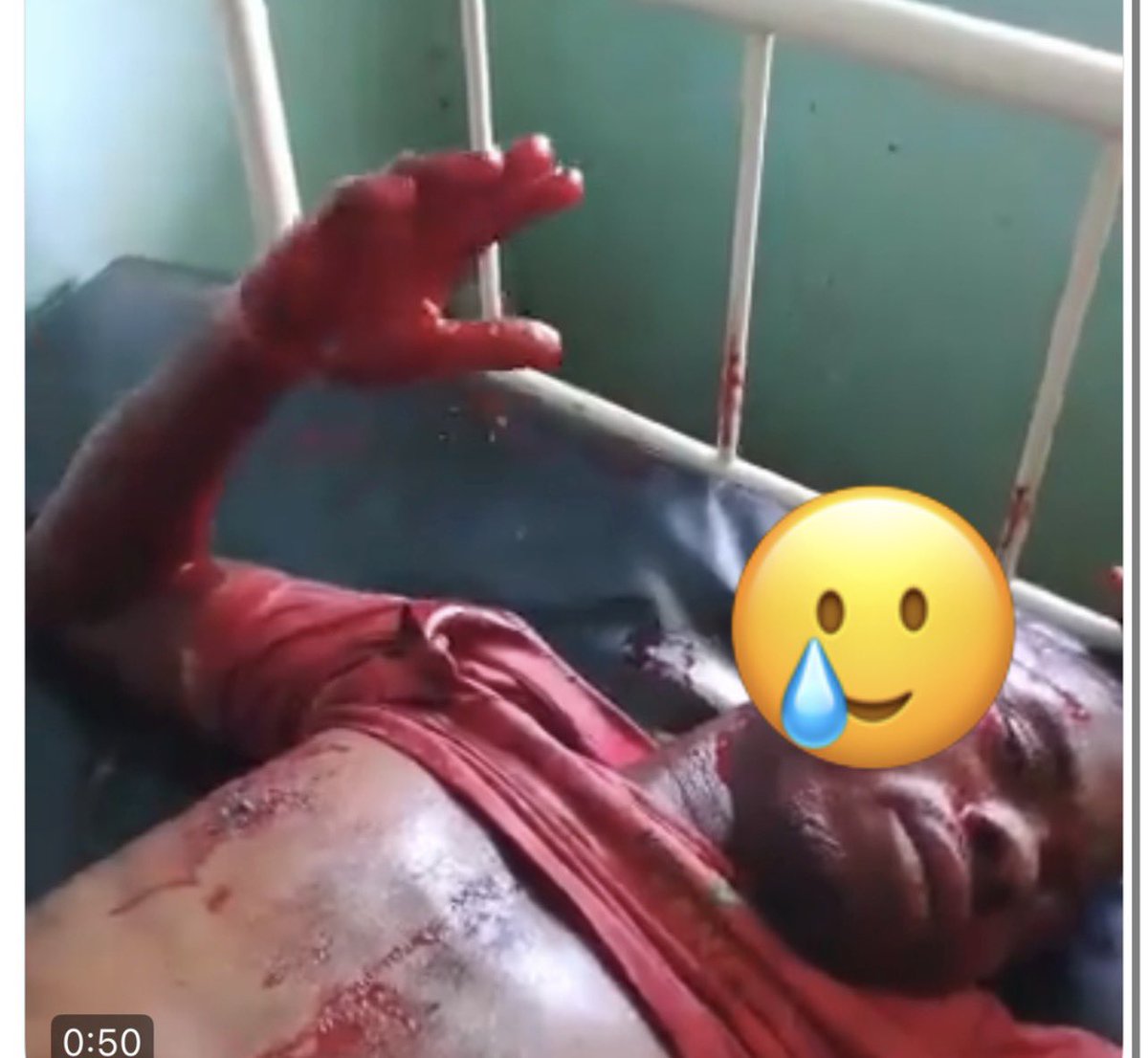 #le régime belliqueux de kinshasa continue sans relâche sa barbarie de s’attaquer à des paisibles citoyens. A #Kindu Tshisekedi vient de donner l’ordre à sa  police de tirer visiblement sur des civils qui contredisent le pillage des biens de l’Ancien premier ministre