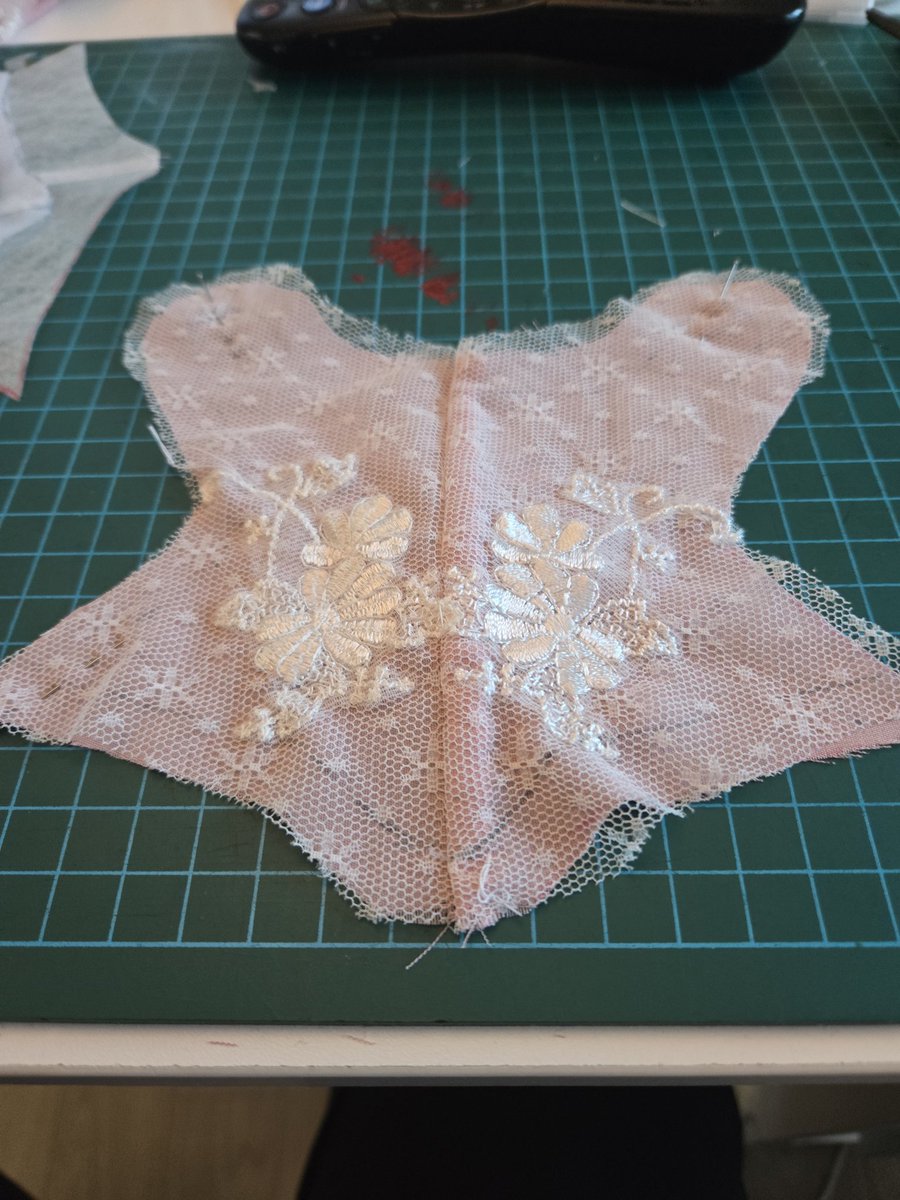 간만의 작업.

촬영 준비로 간만의 드레스 작업입니다.ㅎ
레이스와 비즈의 고통이지만 즐겁네요.😚
얼마만의 작업인가..

촬영까지 잘되면 판매함 해볼까도 싶네요.ㅎ
비슷하지만 다른 디자인의 드레스 기대해주세요.ㅎ

혹시나 보는 분이 계시다면요.ㅎ