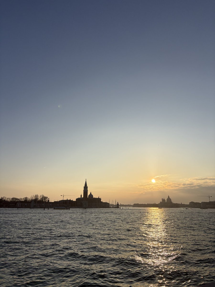 ortyzapple's tweet photo. #marzo è un mese pieno di sorprese, anche quando dovrebbe piovere il sole spunta, chiede permesso alle nuvole e illumina di più le giornate
Ieri era pura primavera e devono essersi scatenate le lavatrici 
Oggi anche, mi sa
#sabatodelvillaggio #venezia https://t.co/VVNXs8IEvX