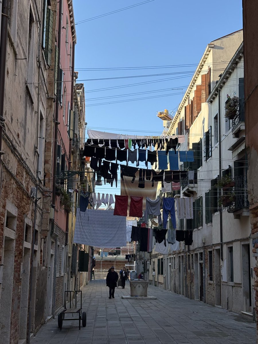 ortyzapple's tweet photo. #marzo è un mese pieno di sorprese, anche quando dovrebbe piovere il sole spunta, chiede permesso alle nuvole e illumina di più le giornate
Ieri era pura primavera e devono essersi scatenate le lavatrici 
Oggi anche, mi sa
#sabatodelvillaggio #venezia https://t.co/VVNXs8IEvX