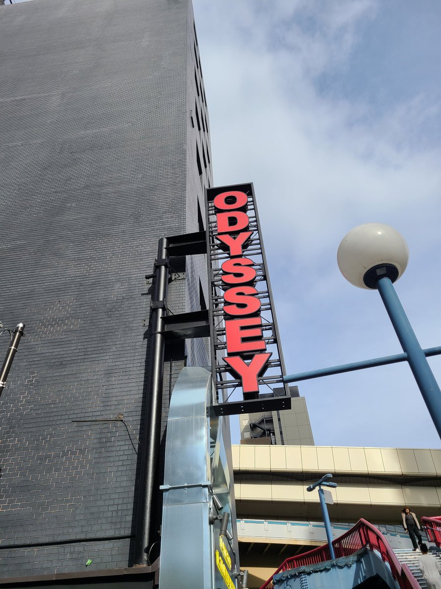 babaryudaddly's tweet photo. 本日はお初のライブハウス、梅田ODYSSEY。
あの懐かしの大阪HOLIDAYの向かい側でびっくり。
今日はdeadmanファンクラブライブです。
ファンクラブライブのみ炸裂する眞呼さんの抱腹絶倒MCが楽しみです。
#deadman
#fuz
#梅田ODYSSEY https://t.co/NQ8wBbAydO