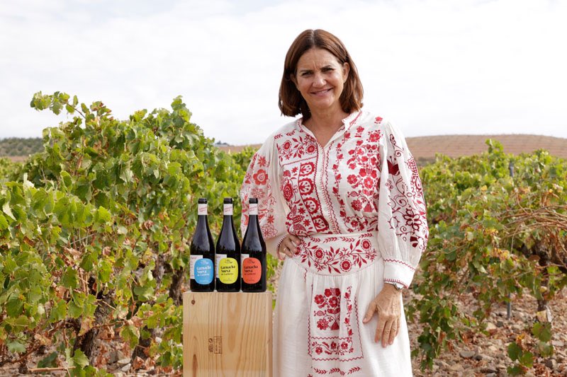 vino_piedras's tweet image. 🍷🎬 Samantha Vallejo-Nágera se adentra en la #DOCariñena junto a cuatro artistas aragoneses para descubrir “el sabor de lo nuevo”. Un viaje que une #vino, territorio, creatividad y cultura en el documental 'La primera vez. El sabor de lo nuevo'

elvinodelaspiedras.es/comunicacion/n…