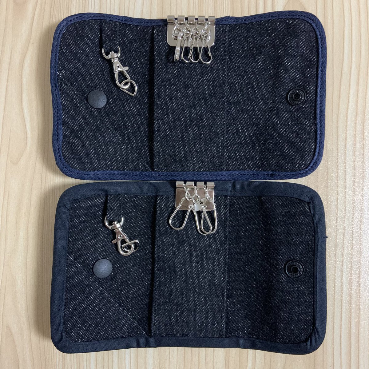 _8244_'s tweet photo. 作り直した。右(上)が作り直した物。今度はバイアス綺麗に縫えた！金具も3つ→4つに。この為だけに打ち具と打ち台を買っ���しまったので何か作りたい💪 https://t.co/PYJ80W3T4k