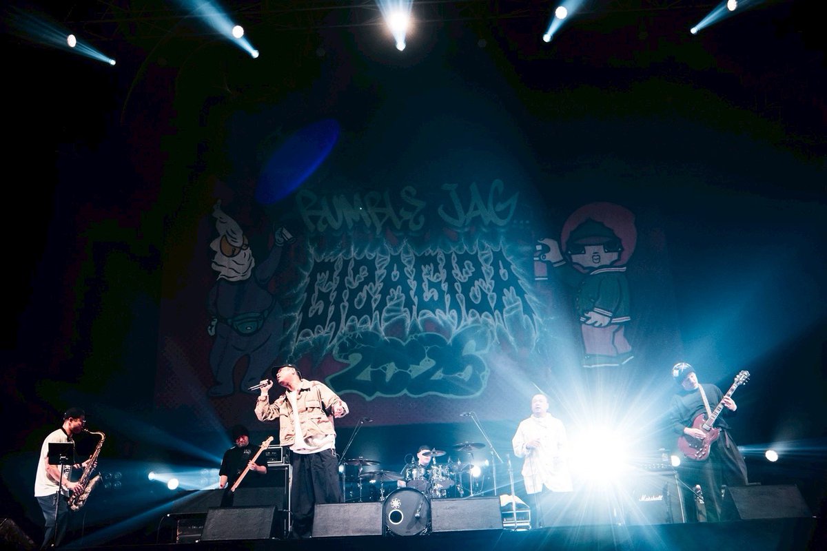 2YOU_MAGAZINE's tweet photo. 【RUMBLE×JAG 2026】
BACK DROP BOMB @BDB_JP 

オリジナルでチャンピオンなサウンドは30年の時を経て圧倒的なものに。細胞ごと反応してしまう日本のミクスチャーアンセムの猛攻。他の追随を許さないオリジネイター、BDBが作り出す全て���人が踊るマキシマムなサウンド炸裂。

#ゴロゴロでギザギザ https://t.co/wOvAD8fsQX