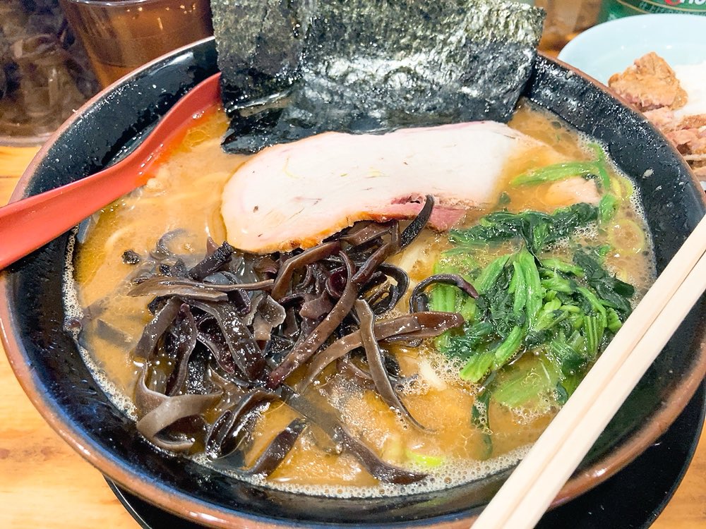 maveric4862's tweet photo. #仙台市 青葉区立町の「王道家直系家 #鬼道家」で麺活🍜 
写真は『#ラーメン中盛(1050円)』
麺は、平打ち短めの歯切れ良い太麺😋
豚骨メインであろうトロミあるスープは、塩味強めで油のくどさが気にならないスープ😁
#宮城ラーメン
#仙台ラーメン https://t.co/vZiE32R80J
