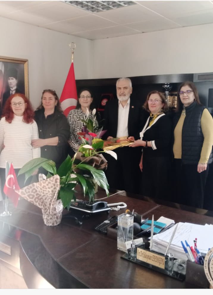 Pasabahce Devlet Hastanesi Başhekimi
Sayın Op.Dr. Süleyman Erdoğdu
14 Mart Tıp Bayramı vesilesiyle Kent konseyi ve kadın meclisi yönetimi adına ziyaret ettik. 
Bu vesileyle gece gündüz emek veren tüp sağlık çalışanlarımızın Bayramını kutluyoruz.