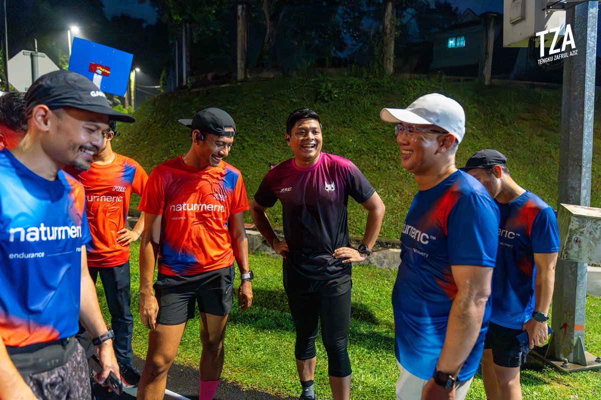 tzafrul_aziz's tweet image. Katanya recovery run… tapi pace semua bukan main laju. 😅

RunMadan malam semalam lepas hujan reda bersama team Endurance Recovery.

Yang best — mak-mak, bapak-bapak, siap anak-anak pun turun lari sama. Steady! 💪🏻

Ramadan pun boleh kekal aktif.

#TZA #GayaHidupSihat