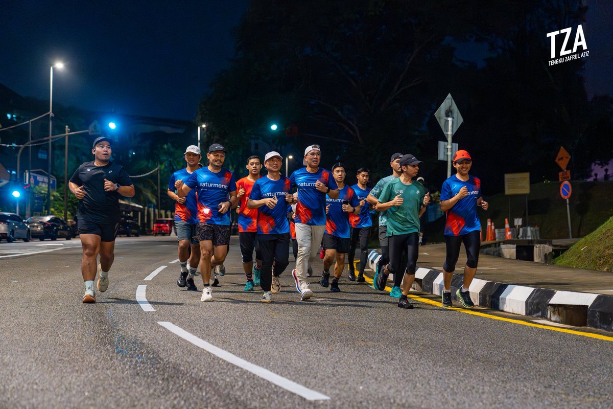 tzafrul_aziz's tweet image. Katanya recovery run… tapi pace semua bukan main laju. 😅

RunMadan malam semalam lepas hujan reda bersama team Endurance Recovery.

Yang best — mak-mak, bapak-bapak, siap anak-anak pun turun lari sama. Steady! 💪🏻

Ramadan pun boleh kekal aktif.

#TZA #GayaHidupSihat