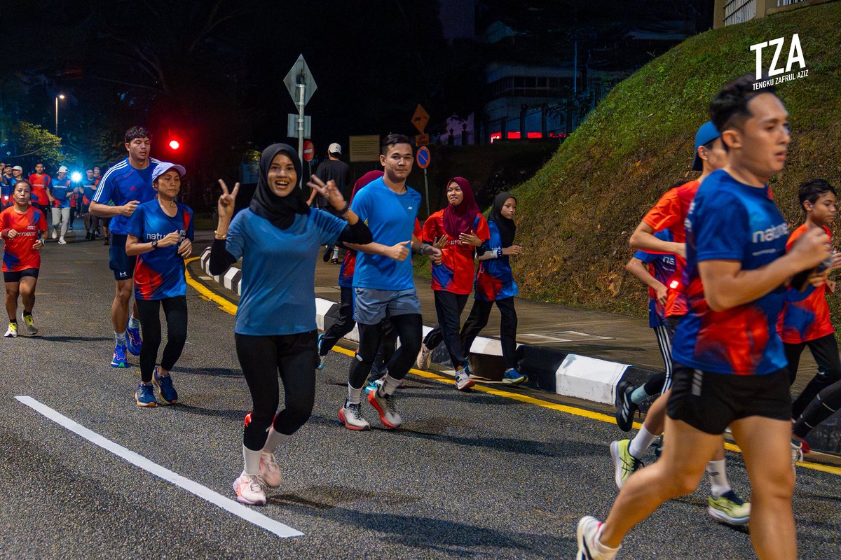 tzafrul_aziz's tweet image. Katanya recovery run… tapi pace semua bukan main laju. 😅

RunMadan malam semalam lepas hujan reda bersama team Endurance Recovery.

Yang best — mak-mak, bapak-bapak, siap anak-anak pun turun lari sama. Steady! 💪🏻

Ramadan pun boleh kekal aktif.

#TZA #GayaHidupSihat