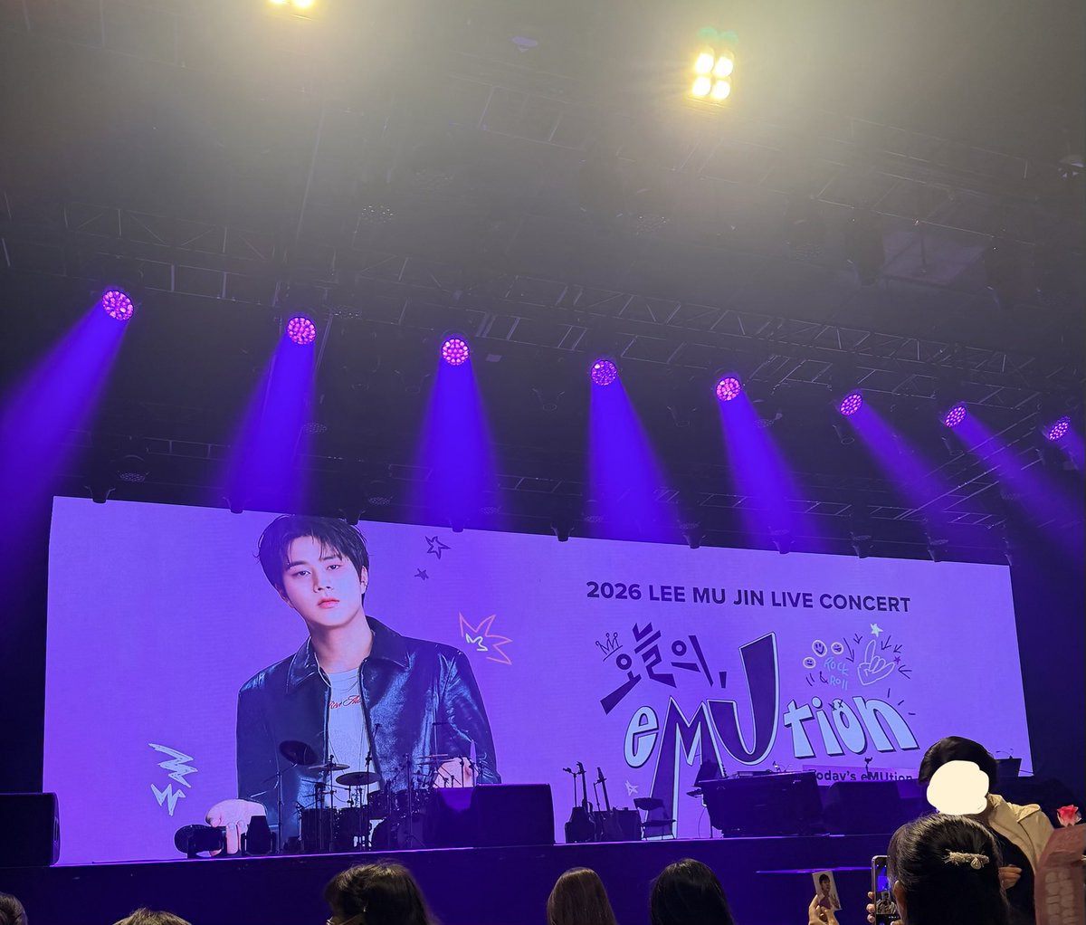 260314 오늘의 이무션 사첵 시작 전입니다아
포카랑 기타피크 넘 귀염뽀쟉.......
포카 뒤에 글씨봐🥹