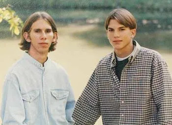 ankorinclan's tweet photo. En 1978, en una familia estadounidense, nacieron dos hermanos gemelos con apenas cinco minutos de diferencia.

El primero llegó al mundo con un corazón completamente sano. El segundo, en cambio, nació con miocardiopatía, una enfermedad grave que afectaba su corazón. Con el tiempo también fue diagnosticado con parálisis cerebral.

Para muchas familias, algo así puede convertirse en una tragedia que separa.
En su caso ocurrió lo contrario.

Los dos hermanos se volvieron inseparables.

El mayor siempre se sintió profundamente protector con el menor. Estaba pendiente de él en la escuela, lo animaba cuando las cosas se ponían difíciles y lo defendía cuando alguien lo miraba diferente.

A los 13 años ocurrió uno de los momentos más duros de sus vidas.

El hermano menor necesitaba con urgencia un trasplante de corazón para sobrevivir. La situación era tan desesperada que el hermano mayor llegó a tener un pensamiento que más tarde contaría con total sinceridad: estaba dispuesto a sacrificarse si eso podía salvarlo.

Por fortuna, ese sacrificio nunca fue necesario.

Un corazón donado apareció a tiempo y el trasplante salvó la vida del niño.

Aquella experiencia dejó una huella profunda en ambos.

Cuando terminaron la secundaria, el hermano mayor tenía claro lo que quería hacer: estudiar ingeniería bioquímica para encontrar algún día una cura para enfermedades como la que había puesto en peligro la vida de su gemelo.

Pero la vida tomó un camino inesperado.

Ese hermano mayor se llama Ashton Kutcher.

Con el tiempo se convirtió en actor, protagonizó series y películas conocidas y más tarde entró también en el mundo de la tecnología como inversor.

Pero nunca olvidó lo que había vivido con su hermano.

Por eso cofundó Thorn, una organización dedicada a combatir la explotación sexual infantil y proteger a los niños en internet utilizando tecnología para detectar y detener estos delitos.

Mientras tanto, su hermano Michael Kutcher tomó otro camino igualmente importante.

Se convirtió en conferencista y defensor de las personas que viven con parálisis cerebral, trabajando para crear conciencia y promover la inclusión de niños y adultos con discapacidad.

Hoy ambos siguen colaborando en proyectos solidarios.

El vínculo que los une no es solo el de dos hermanos que nacieron el mismo día.

Es el de dos vidas que aprendieron muy pronto que la fragilidad puede convertirse en propósito…

y que el amor entre hermanos, a veces, es capaz de cambiar el rumbo de toda una vida.
