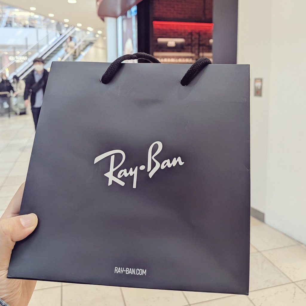 gahaku06's tweet photo. RayBanストアに行きまして、
ついに〜!!
AVIATORは諦め、ROUNDMETALのグラデーションレンズにしました🥸
また頑張って労働するモチベにする〜
#RayBan #ROUNDMETAL
#趣味は散財 https://t.co/bIBdS0R2Sw