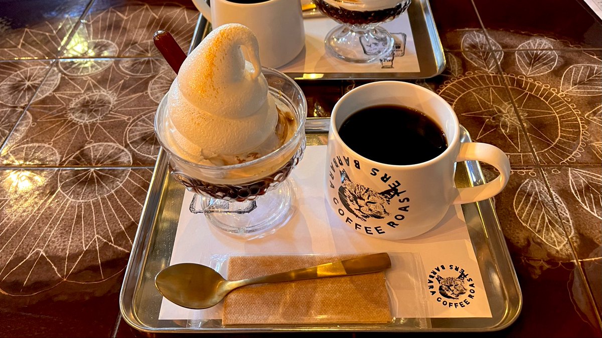 Leva_lagom's tweet photo. コーヒーとソフトクリームじゃなくて
コーヒーとカスタードプリンのソフトクリームのせなのです https://t.co/brGXW5SwEA