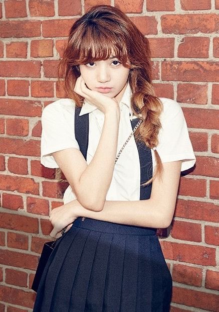 เฉลยแล้วนะคะ น้องชื่อว่า ลิซ่า/ลลิซ ชื่อจริง ลลิษา มโนบาลค่ะ เป็นศิลปินไทยคนแรกของค่าย อมกกก ฝากทุกคนเอาใจช่วยสาวไทยคนนี้หน่อยนะคะ😭🙌🏻