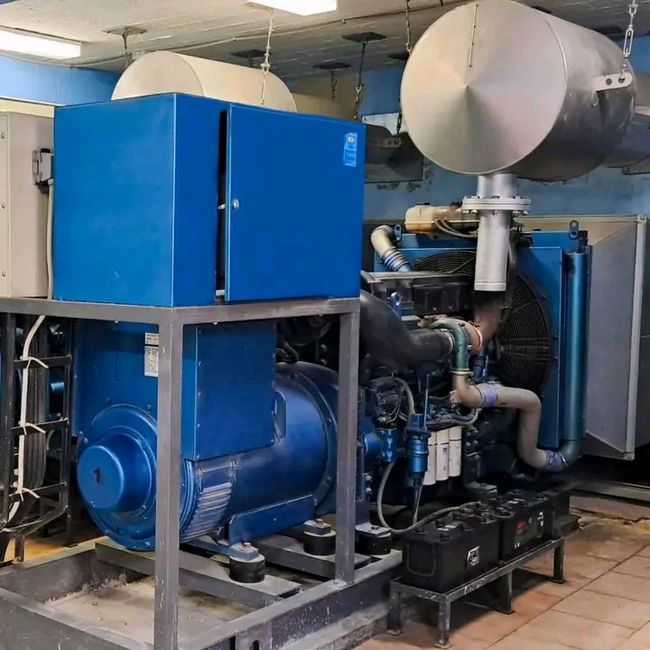 PrensaGtmo's tweet image. El consumo energético de cada sitio depende del volumen, complejidad y antigüedad de las tecnologías instaladas; sistemas más viejos elevan significativamente la demanda. #EtecsaConCuba #Energía #Redes #Mantenimiento
#CubaEstáFirme #CubaVencerá