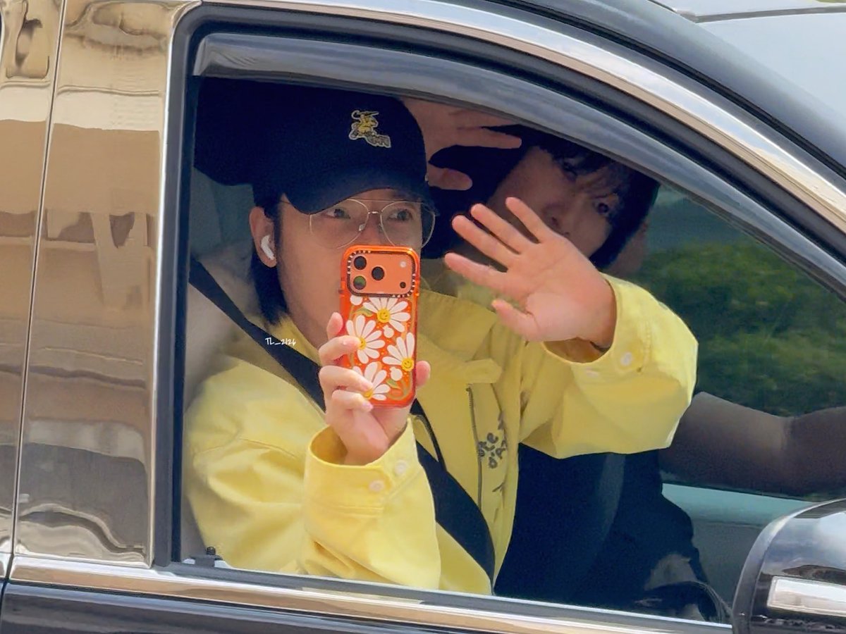 tl_2126's tweet photo. 20260314 KHH 도착

멍멍 ՞ฅ´ ꄃ `ฅ՞ 랑 토끼 ₍ᐢ. .ᐢ₎

#DONGHAE #동해
#EUNHYUK #은혁
#SuperJuniorDnE https://t.co/EdU4CUPwI0