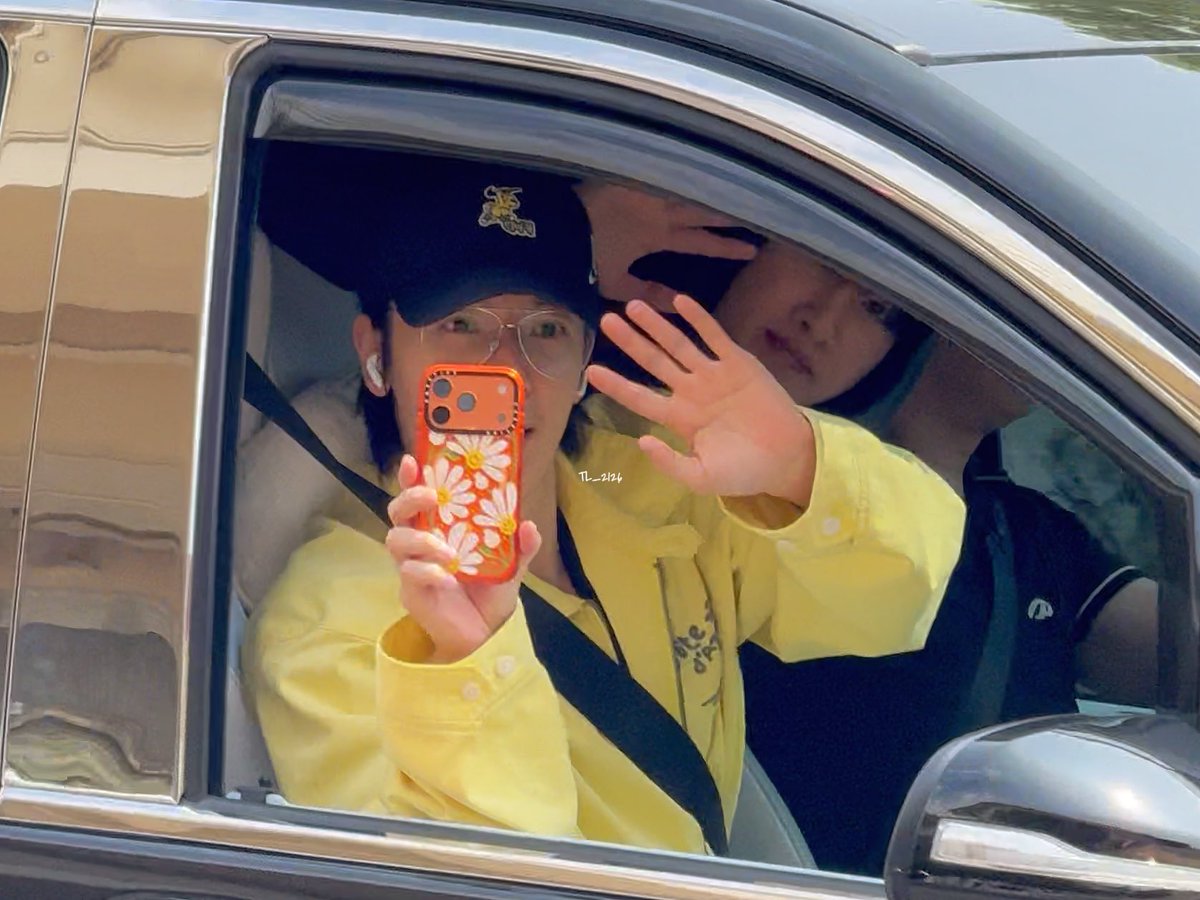 tl_2126's tweet photo. 20260314 KHH 도착

멍멍 ՞ฅ´ ꄃ `ฅ՞ 랑 토끼 ₍ᐢ. .ᐢ₎

#DONGHAE #동해
#EUNHYUK #은혁
#SuperJuniorDnE https://t.co/EdU4CUPwI0