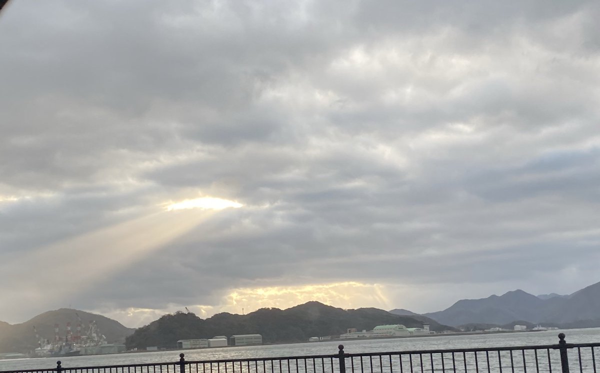 ToShI899's tweet photo. 幻想的な空 https://t.co/VInVnZNSSn