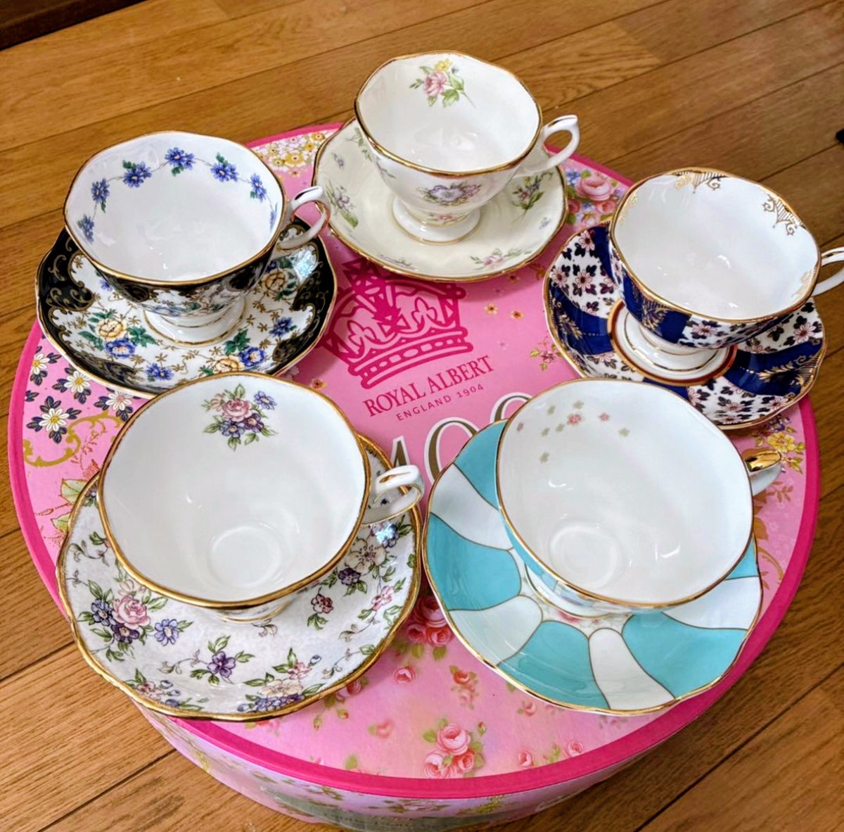 ぬへへへ…(*´﹃｀*)

自分で自分にチョコ🍫をプレゼントし、自分で自分にお返し🎁しました💕
すこぶる可愛い✨️ たまらンね♪(*´艸｀*)
大事に使わねばっ