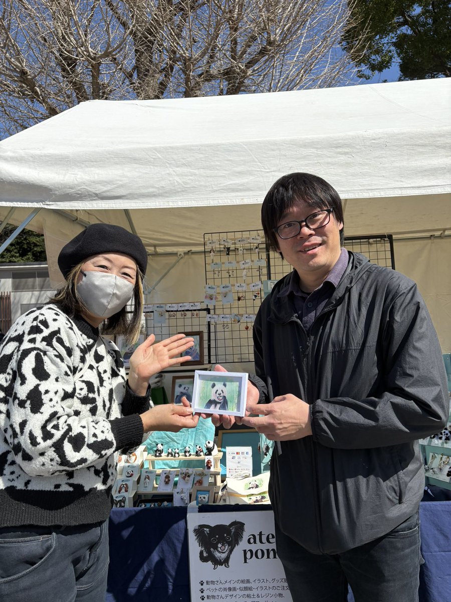 本日は毎日パンダの高氏さんがお写真を自らセッティングしてましたので、記念に一緒に撮っていただきました🐼

私の描いたパンダの絵は全部高氏さんが撮られたお写真から描かせて頂いてます、感謝感謝です🐼

#うえの桜まつり
#うえの桜フェスタ
#パンダグッズ
#毎日パンダ