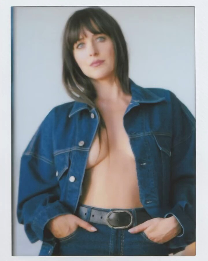 TayGooner22's tweet photo. Today's girl of the day is: Dakota Johnson! https://t.co/pOxx5c6BMC