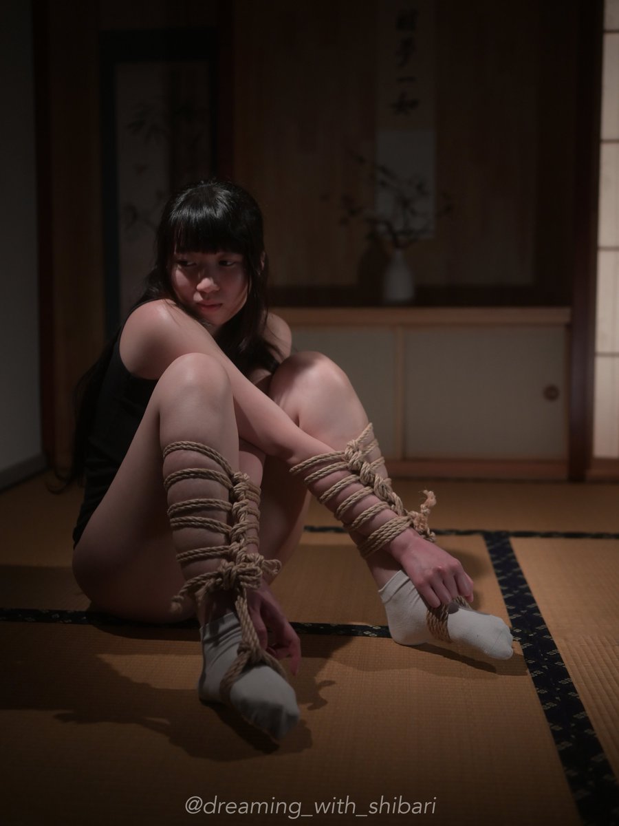 Dreamingowo's tweet photo. Crab Shibari 🦀  - crossed version. 

Let's continue enjoying the ropes and creating lasting memories. Remove the unnecessary, focus on the fundamentals, and present an authentic(real) state but not something rehearsed or routine.  

Sometimes, I dream of international recognition, especially in Japan, for my Shibari view and aesthetics. Yet, I must work harder, but limited by work, I can't freely travel to share it. 

In frame: mau1pou5jyu2
Rope & Photo: @Dreamingowo

2026.03 

【繩夢 - 未來活動 (Link in Bio)】
20260320(五) 夢繩課 接受報名
20260323(一) 繩縛人像速寫 接受報名
20260407(二) 夢繩會mini 接受報名
20260417(五) 夢繩會mini 接受報名
20260424(五) 夢繩課 接受報名