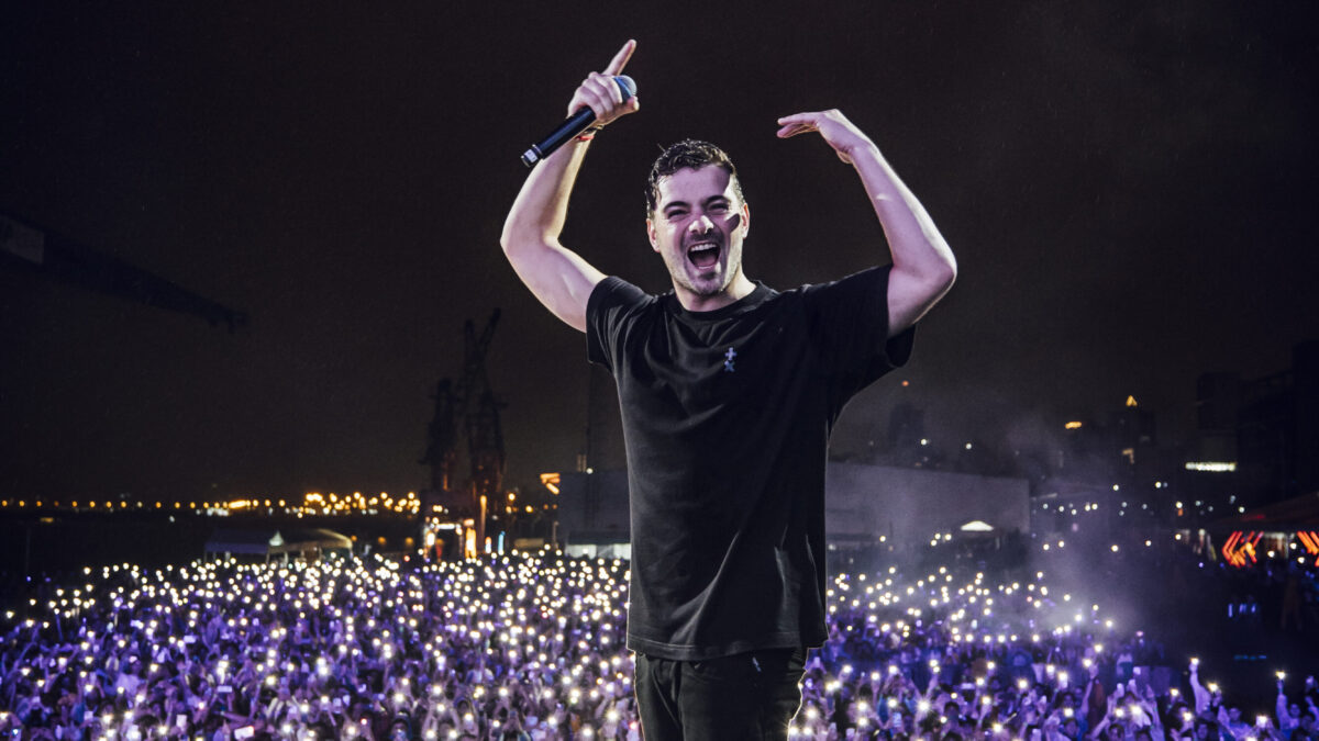 RetroWorldNews's tweet photo. Martin Garrix sings solo for the first time on his new single “Catharina.” 🎶

The luminous track arrives with a stunning music video and reveals a whole new side of the global EDM star.

🎬 Watch now. ➡️ https://t.co/VIItQAmmsx

#MartinGarrix #Catharina #EDM #NewMusic https://t.co/n0ZI1ImOrg