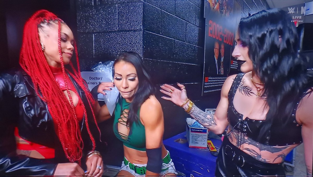 MaximGlz30's tweet image. Rhea Ripley se acerca a Michin (acompañada de B-Fab) para darle animos por la derrota contra Cargill pero no contentas con ella le dice Michin que si hubiera ganado la conversación sería distinta! Retirandose y dejando a Rhea sola!
#WWE #SmackDown