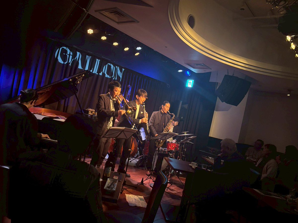 jamjazztb's tweet photo. 3/12大阪Gallonは沢山のお客様にお越し頂きありがとうございました！
Tonal Memoryと題して古き良き時代のスイングナンバーをお届けするこちらのバンド、今回2度目のライブでしたが前回にも増してとても盛り上がりました！
次回は8/27(木)同じく大阪Gallonにて！是非会場でお会いしましょう！ https://t.co/DxW9yB9x4x