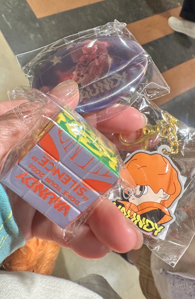 vaws_sns's tweet photo. グッズも買えたし、欲しかったルービックキューブ出た🧡
この展示可愛いすぎ
ホルツ以来やからドームツアーすごい！
#VaundyDOMETOUR2026 https://t.co/7r8RT9L1L9