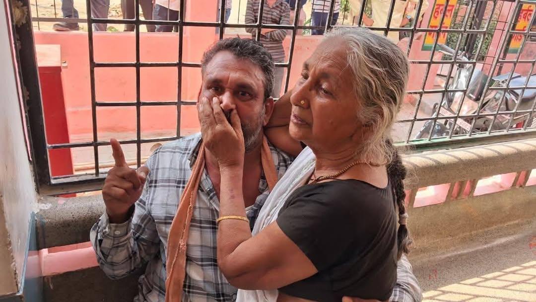 indiain24hr's tweet photo. 🚨 SHAMEFUL!! Elderly patient attacked in Azamgarh district hospital, authorities silent. 56-yr-old son beaten in front of 85-yr-old mother. Demand justice! #Azamgarh #HospitalViolence #JusticeForPatient https://t.co/kQZ2YiMs5U