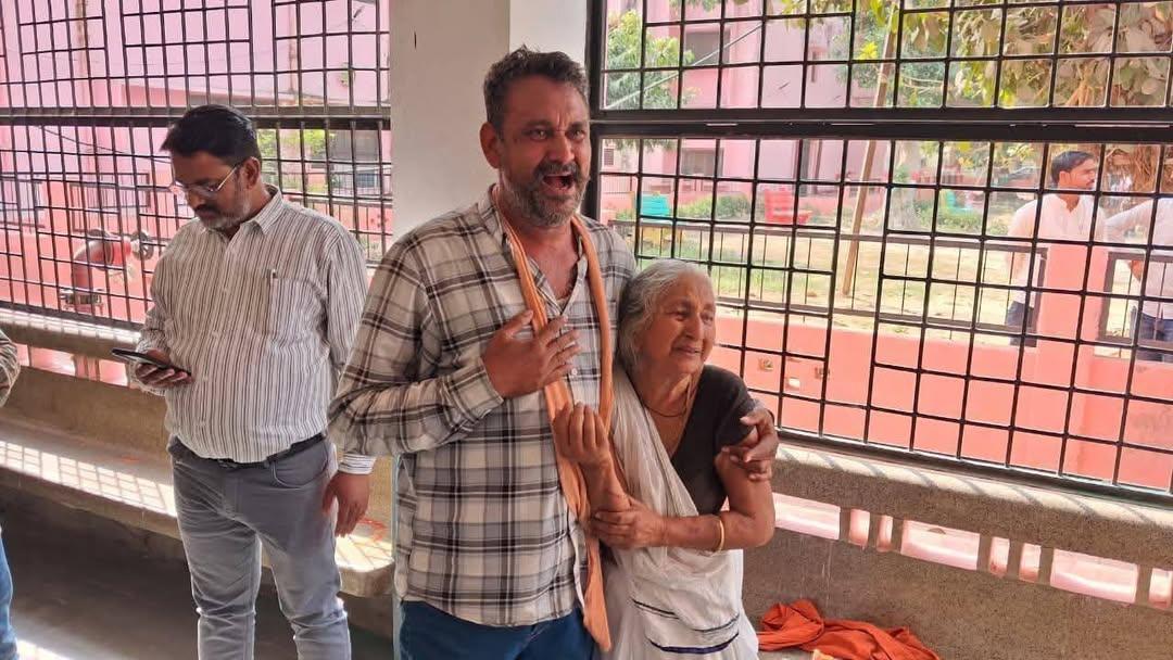 indiain24hr's tweet photo. 🚨 SHAMEFUL!! Elderly patient attacked in Azamgarh district hospital, authorities silent. 56-yr-old son beaten in front of 85-yr-old mother. Demand justice! #Azamgarh #HospitalViolence #JusticeForPatient https://t.co/kQZ2YiMs5U