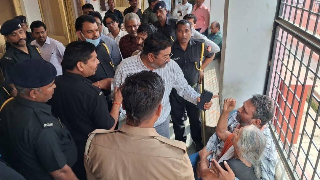 indiain24hr's tweet photo. 🚨 SHAMEFUL!! Elderly patient attacked in Azamgarh district hospital, authorities silent. 56-yr-old son beaten in front of 85-yr-old mother. Demand justice! #Azamgarh #HospitalViolence #JusticeForPatient https://t.co/kQZ2YiMs5U