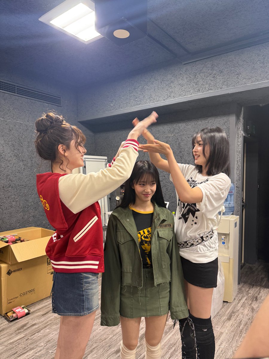 staycbread's tweet photo. sumin is an honorary member of the maknae line! https://t.co/ouEMjahO8i