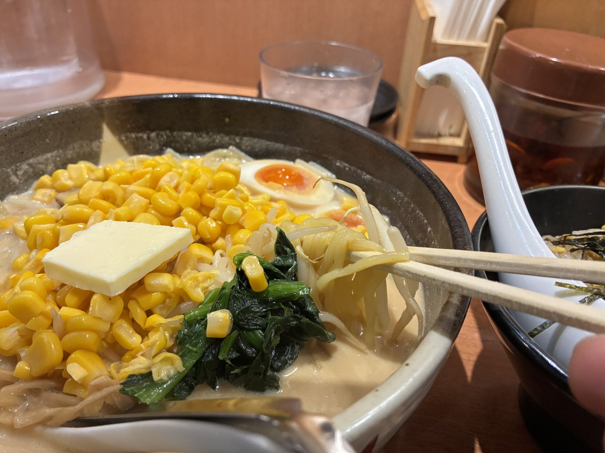 ryisakurao1's tweet photo. 最近投稿をしてなかったので、久しぶりに。
東急東横線中目黒駅近くの「俺流塩ラーメン」で北の大地という限定麺を。味噌バターコーンラーメンという感じ。マイルドで美味しかった。チャーハンは塩辛い感じ？
 #らーじお 
 #37diet 
 #ご褒美のラー ストック 3回 https://t.co/GWQG6tODev