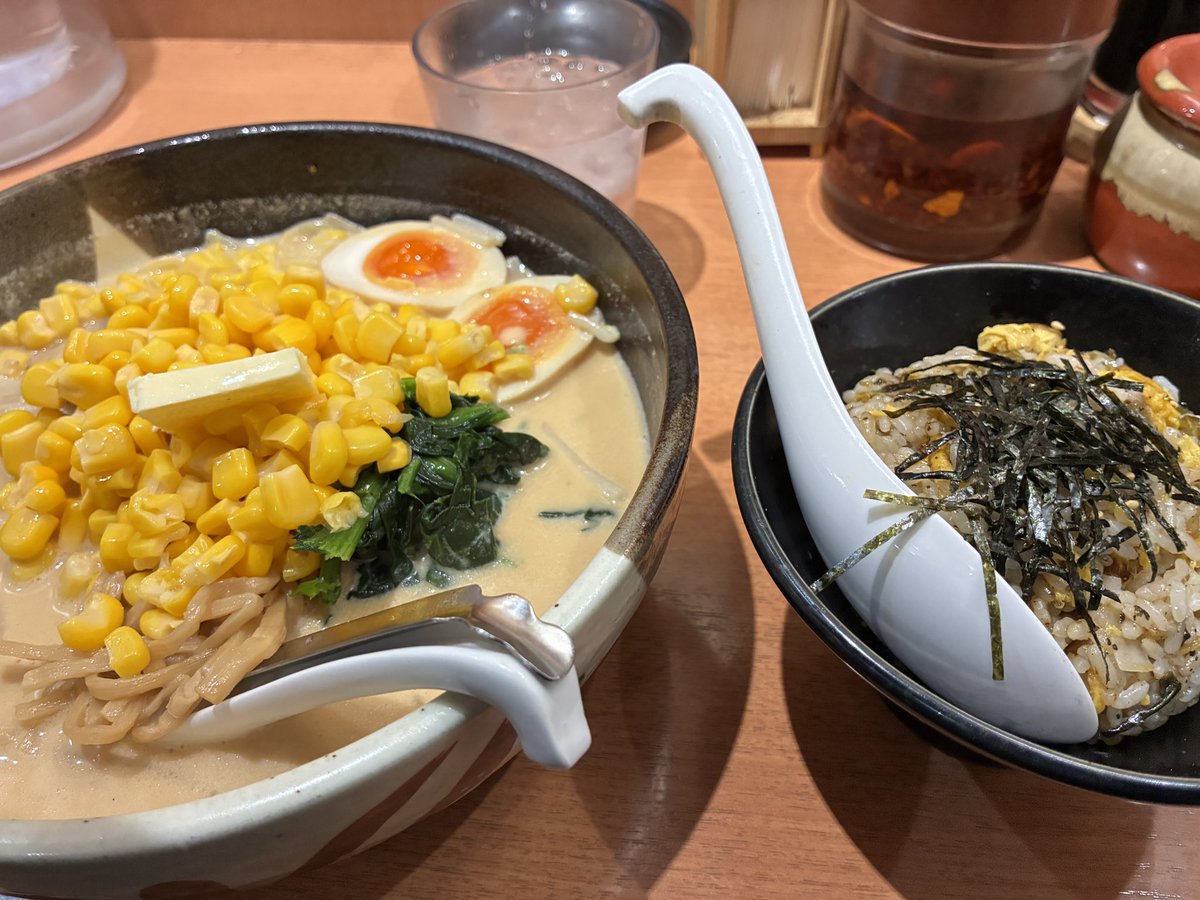 ryisakurao1's tweet photo. 最近投稿をしてなかったので、久しぶりに。
東急東横線中目黒駅近くの「俺流塩ラーメン」で北の大地という限定麺を。味噌バターコーンラーメンという感じ。マイルドで美味しかった。チャーハンは塩辛い感じ？
 #らーじお 
 #37diet 
 #ご褒美のラー ストック 3回 https://t.co/GWQG6tODev