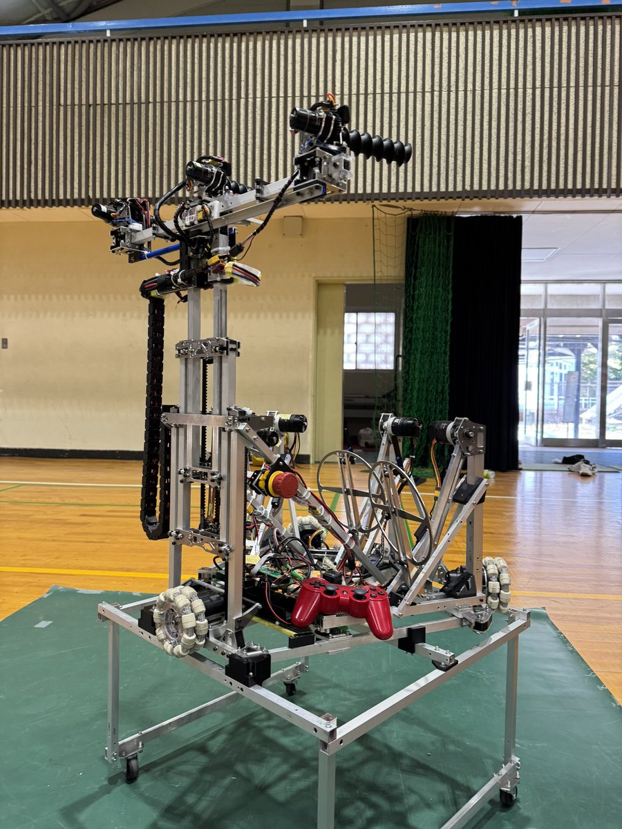 9robo_kyourobo's tweet photo. 【九ロボ】
九州沖縄ロボコン交流会は、
例年は2泊3日だったので、3日目の午後からは帰ってましたが、
今回は1泊増やしたので午後も交流が続きます。

今日は、午前中から午後にかけて
【豊橋・東大】の学ロボタイムを実施しています。

それぞれの｢活動紹介プレゼン｣と｢ロボット展示｣をやってます。

写真は、豊橋さんの九州高専OB達が作ってくれた共同ロボコンのエキシビションロボットです！！

 #九ロボ #ロボコン