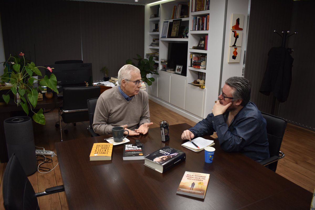 E_O_C_'s tweet photo. Negora, Gürtel, Assange, Pinochet, las fosas, ETA, su prevalicación... bla, bla, bla, lo de siempre, pero @DCuevasC, que no tiene verguenza va y le pregunta a Garzón además por sus vivencias paranormales, los OVNIs y su relación con Jordán Paña y #UMMO :-0 https://t.co/6Tvon9SygF https://t.co/JTigbc2MGd