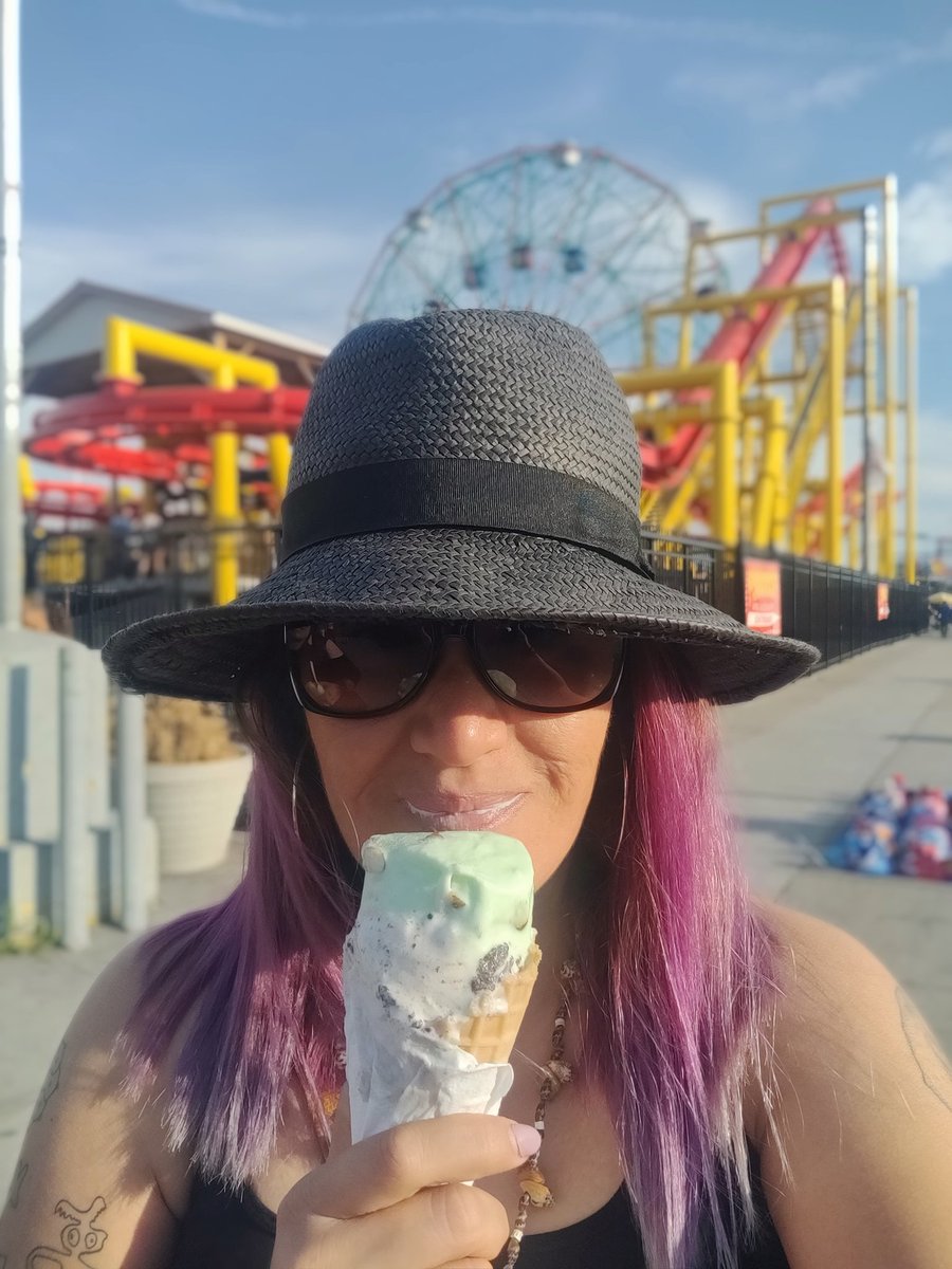 #ConeyIsland #NYS 🎡
#girlsjustwannahavefun 
#2023