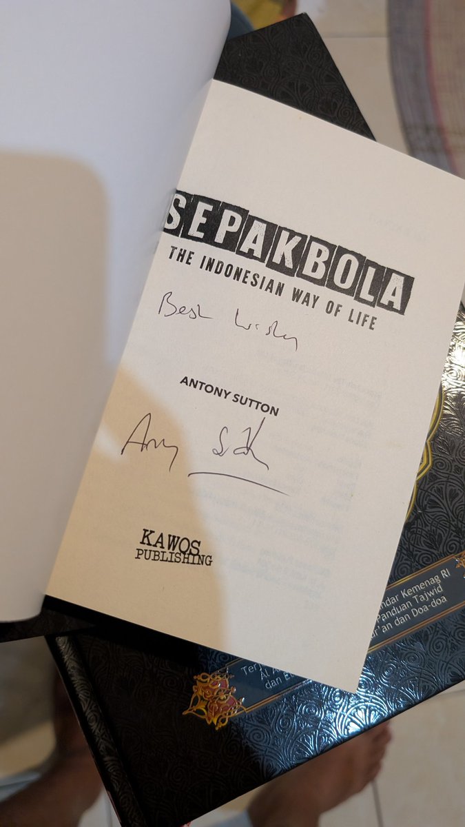 anak-anak bola masih pada kenal buku ini gak yah? 

Kebetulan ada 2 stok di rumah bertanda tangan langsung penulisnya <a href="/JakartaCasual/">Jakarta Casual</a> kondisi baru, tapi ada kuning2 dikit di sisi karena buku sudah terlepas dari plastiknya. 

Rencana mau di give away aja tar sorean.