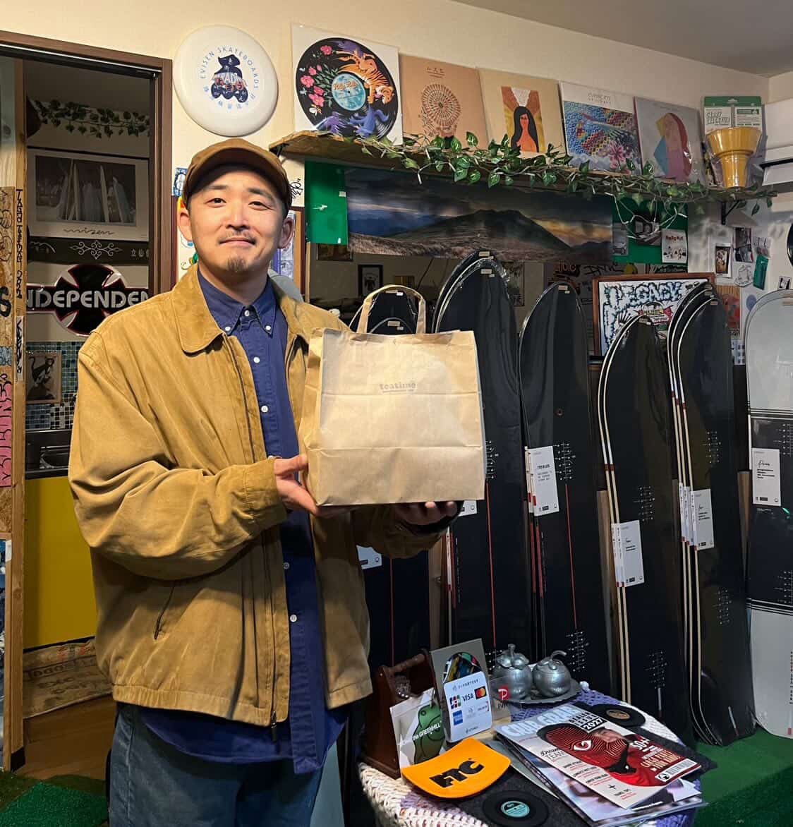 NINOXSNOW's tweet photo. 新潟駅から歩いてすぐ！
スノーボード用品＆アパレルのお店
『teatime snowboarders cafe』様から景品をご提供いただきました、ありがとうございます！
オーナー自身スノーボーダーをされている為スノボ用品が豊富でオシャレなお店です！
こちらはパンピングダービーの景品として進呈されます！ https://t.co/qAEjrrmzvF