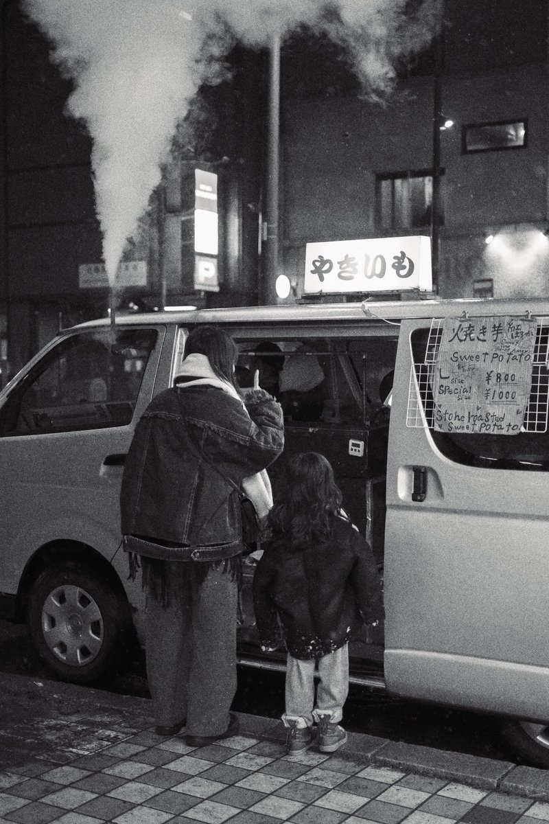 kowloonsugar's tweet photo. ほっこりあったかい。#やきいも #モノクローム #ストリートスナップ #ニコン #ZF #Nikon #monochrome #streetsnaps #狸小路 https://t.co/REmojDJRlq