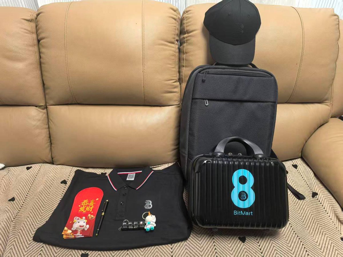 liaoblove520's tweet photo. 收到了 BitMart 八周年的周边礼包，还挺用心的。

帽子、双肩包、小行李箱、T恤，还有红包和小挂件这些小物件都配齐了。

感谢 BitMart 的心意，祝 8周年快乐，越来越好 🎉

也期待接下来有更多有意思的活动。

@BitMartExchange https://t.co/2f1m0YxMoI