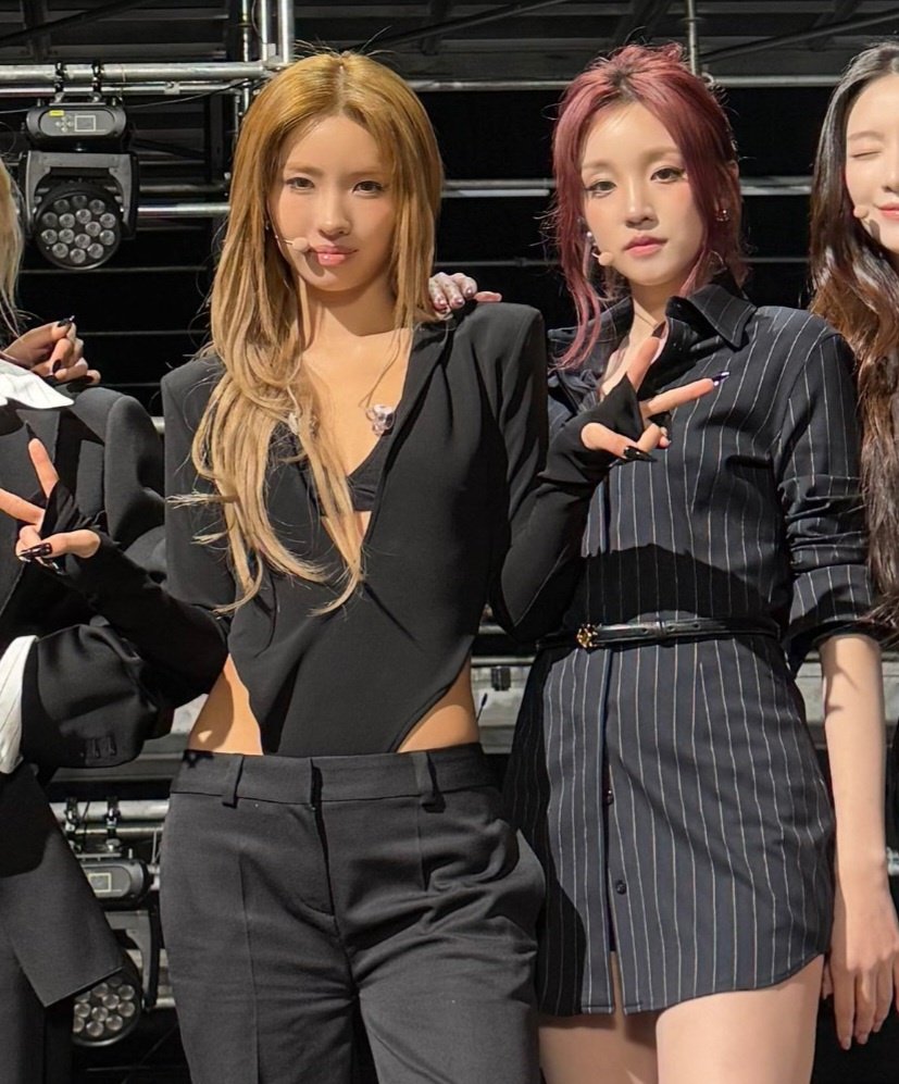 soyeon looked so good that even yuqi knew she had to sacrifice her iconic pose just to remind everyone that soyeon is hers