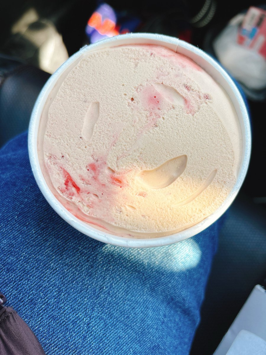 otokogumi2022re's tweet image. 暑いので、セブンに寄ってアイスを購入🤗私、MOW食べるのもしかしたら、初めてかも😱「期間限定 MOWspecial いちごミルクティー味」、ミルクが結構濃いんだね😆美味しかった😍 そして、旦那は十万石まんじゅう のアイスを😆
#セブンイレブン
#アイス
#MOW