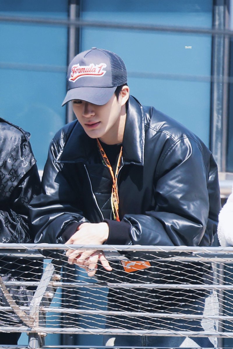 Ada yg pernah bilang "seseorang bakal keliatan lebih keren saat sedang menjalankan hobinya"
Nah ini bener inii, alias LEE JENO LU CAKEP AMAT nonton F1❤️❤️❤️

#JENOatF1ChineseGP 
#제노 #JENO #ChineseGP